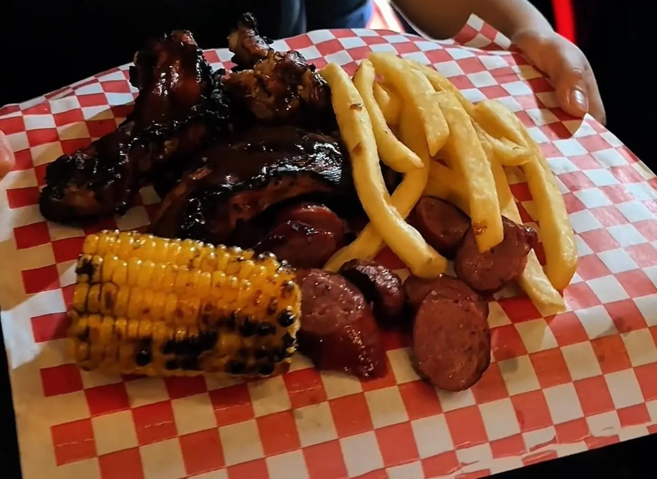 Charola de parrillada con costillas y elote
