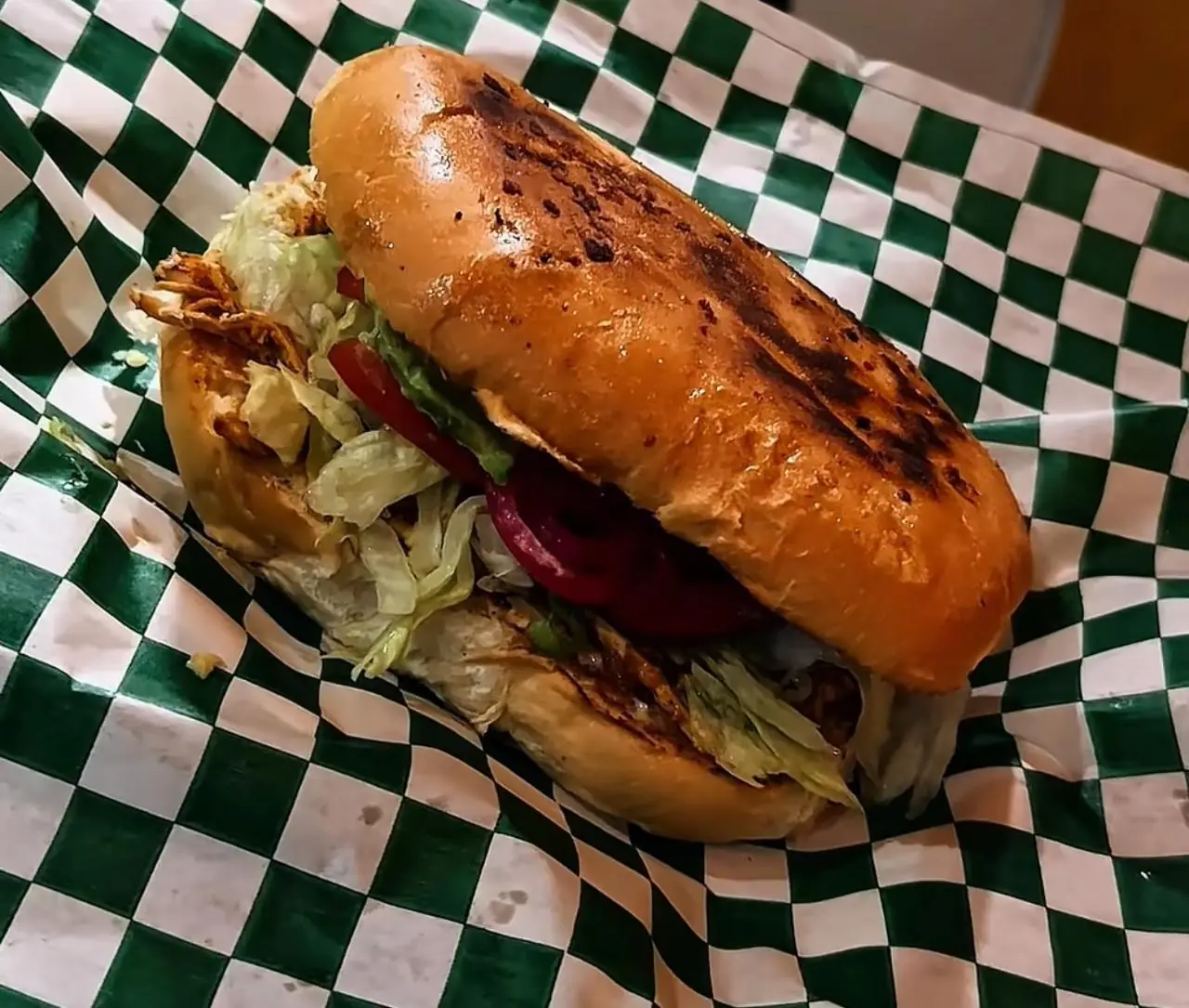 Torta con lechuga, jitomate y cebolla morada